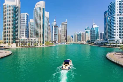اختيار الأزياء والساعات والمجوهرات مع موسم الصيف واتجاهات الألوان