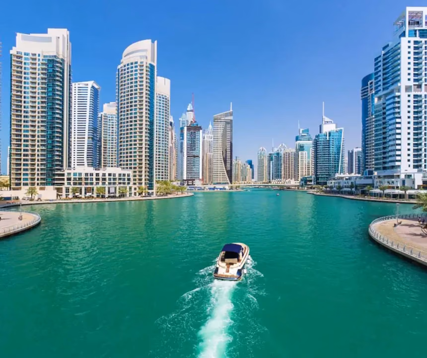 اختيار الأزياء والساعات والمجوهرات مع موسم الصيف واتجاهات الألوان