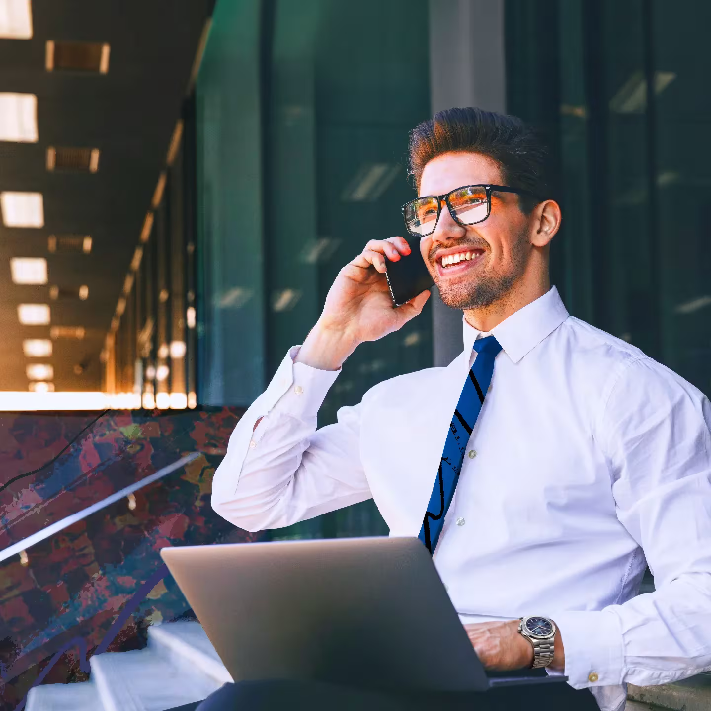 البيع المباشر وشركة Qnet كمسارات لنجاح المشاريع الصغيرة 2 يرتبط البيع المباشر والمشاريع الصغيرة ارتباطاً وثيقاً. رجل يتصل بشخص ما عبر الهاتف أثناء عمله عن بُعد.