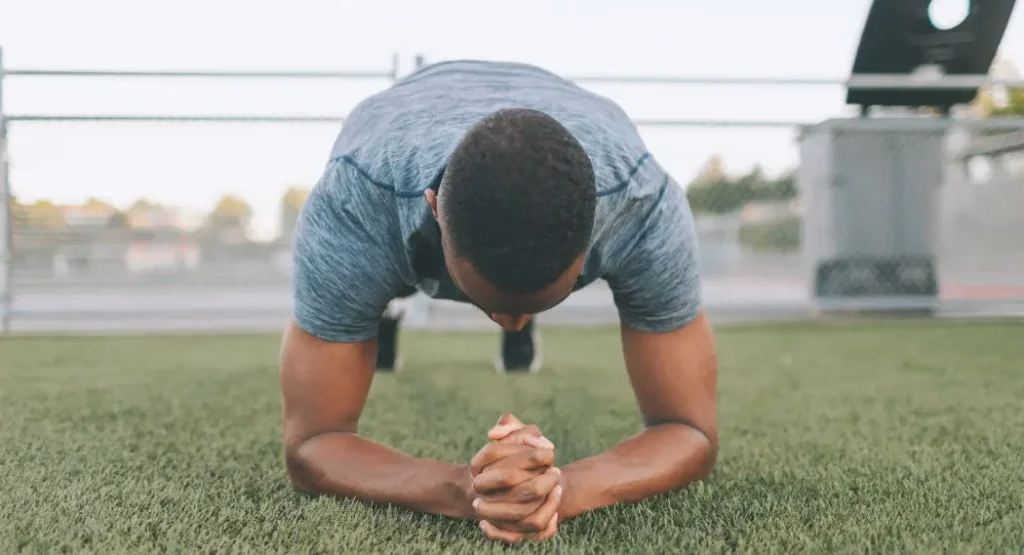 5 تمارين صباحية منشطة وأهمية البقاء رطبًا