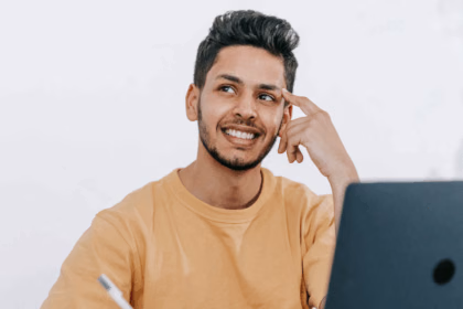 كيف يعمل نموذج الأعمال القائم على التوصيات؟
