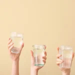 حاسبة المياه المعبأة مقابل المياه المُفلترة: كم يمكن للعائلة أن توفر في 12 شهرًا؟