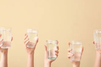 حاسبة المياه المعبأة مقابل المياه المُفلترة: كم يمكن للعائلة أن توفر في 12 شهرًا؟