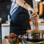Cuisine : fumée, friture, épices… routine “odeurs & air” pour petits appartements