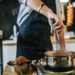 الطبخ: الدخان، والقلي، والتوابل... روتين "الروائح والهواء" للشقق الصغيرة