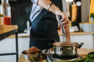 Cuisine : fumée, friture, épices… routine “odeurs & air” pour petits appartements