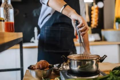 Cuisine : fumée, friture, épices… routine “odeurs & air” pour petits appartements