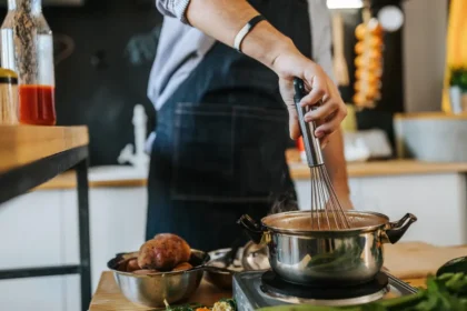 Cuisine : fumée, friture, épices… routine “odeurs & air” pour petits appartements