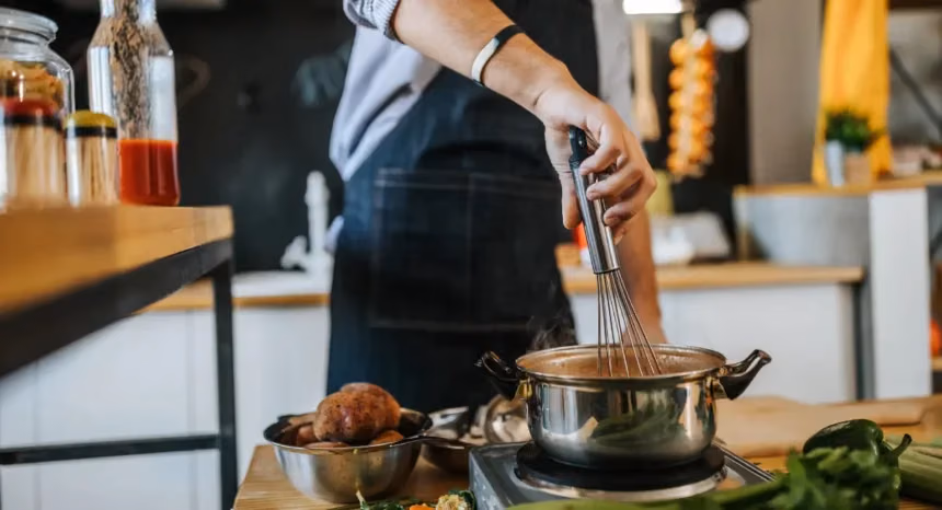 Cuisine : fumée, friture, épices… routine “odeurs & air” pour petits appartements