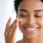 Taches brunes & teint irrégulier sous soleil : routine simple + erreurs à éviter