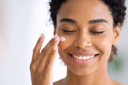 Taches brunes & teint irrégulier sous soleil : routine simple + erreurs à éviter