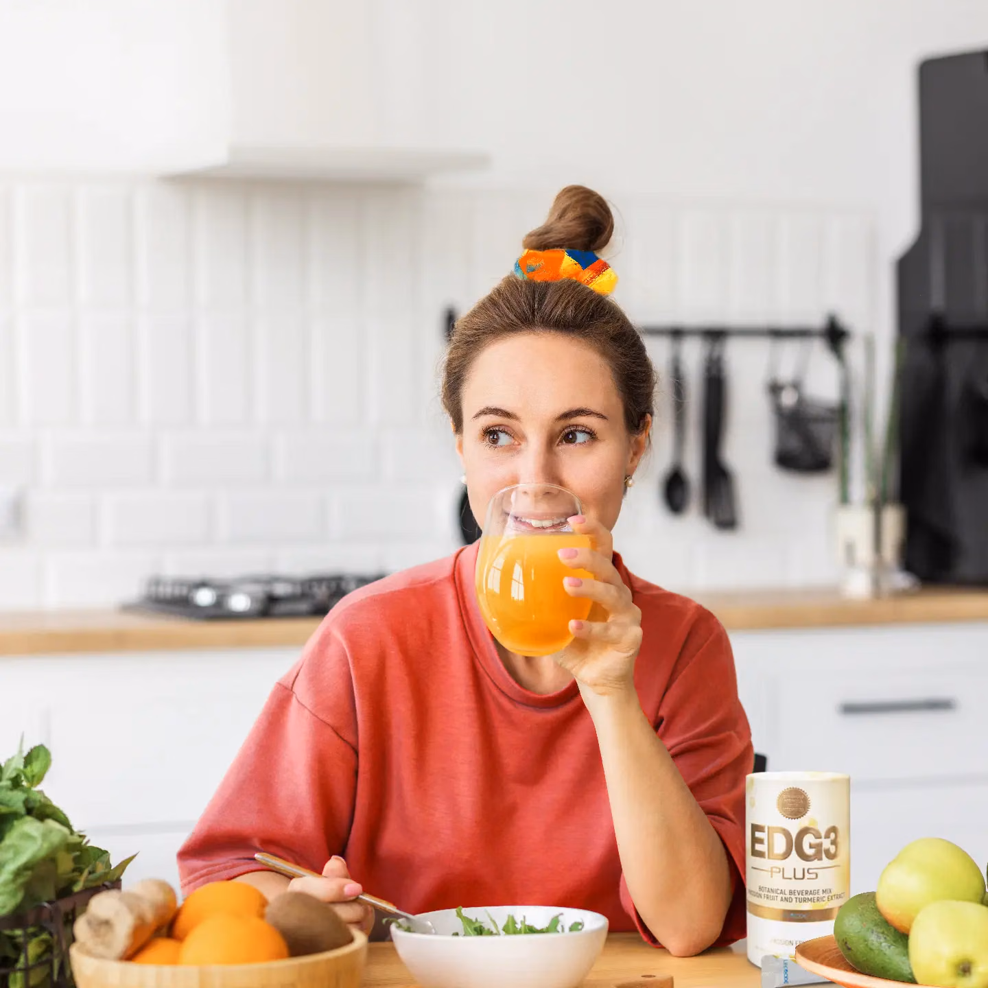 Comment rester en forme et en bonne santé tout en gérant votre entreprise Qnet 4 Fille buvant une boisson nutritive et mangeant une salade