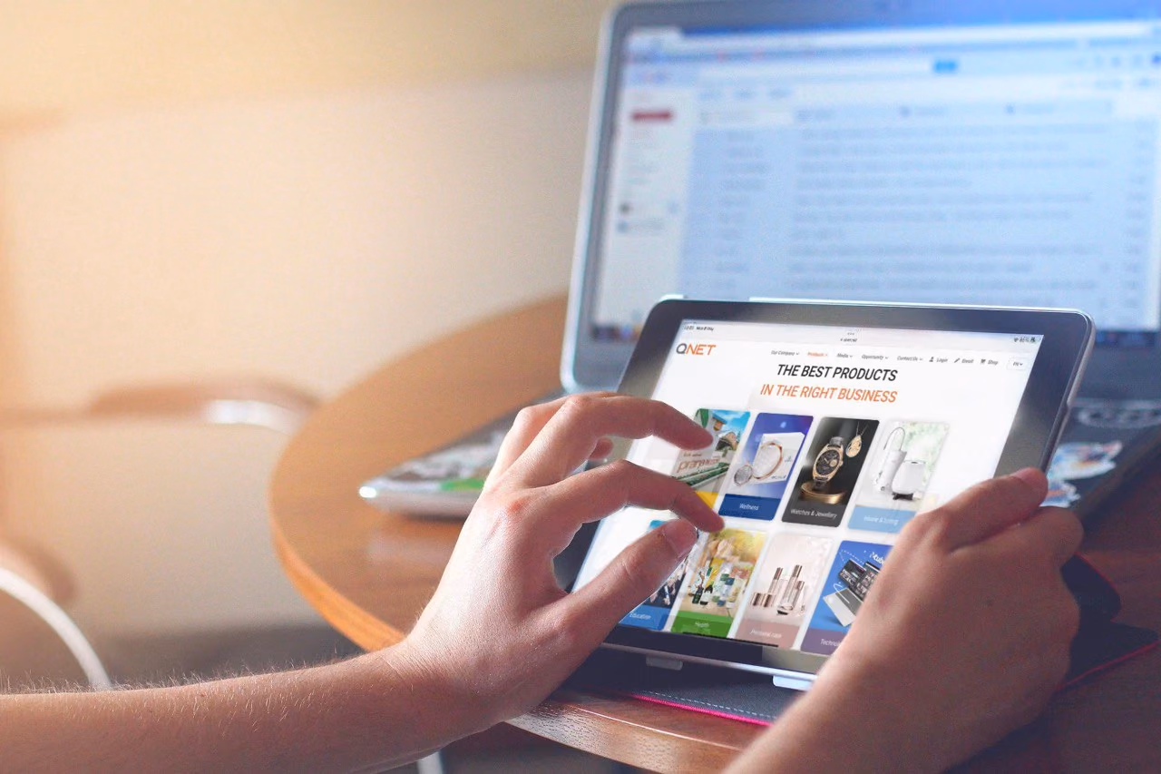 Parcourez le site Web QNET sur une tablette à partir d'un appareil mobile