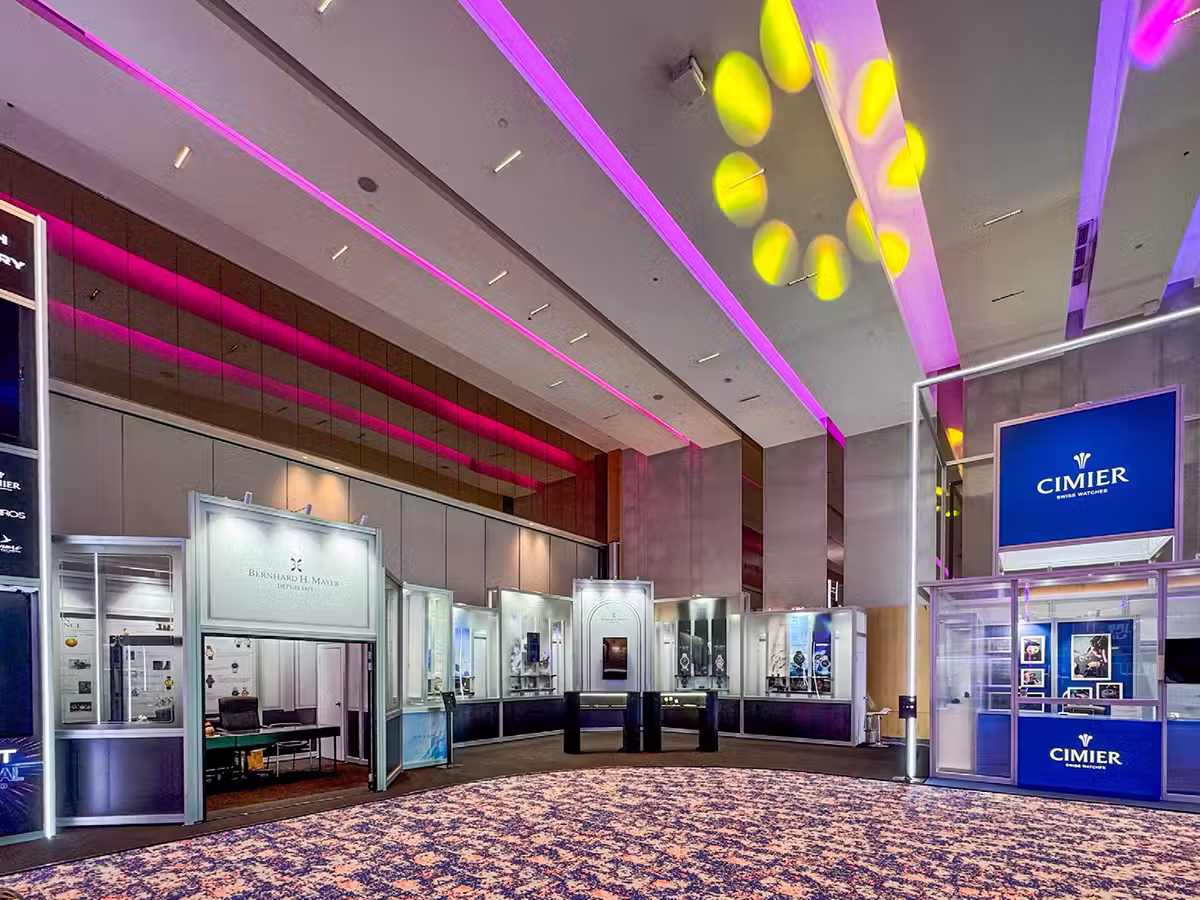 تصميم معرض مستدام في مركز V-Convention يعرض ساعات ومجوهرات QNET من تصميم Bernhard H. Mayer و CIMIER