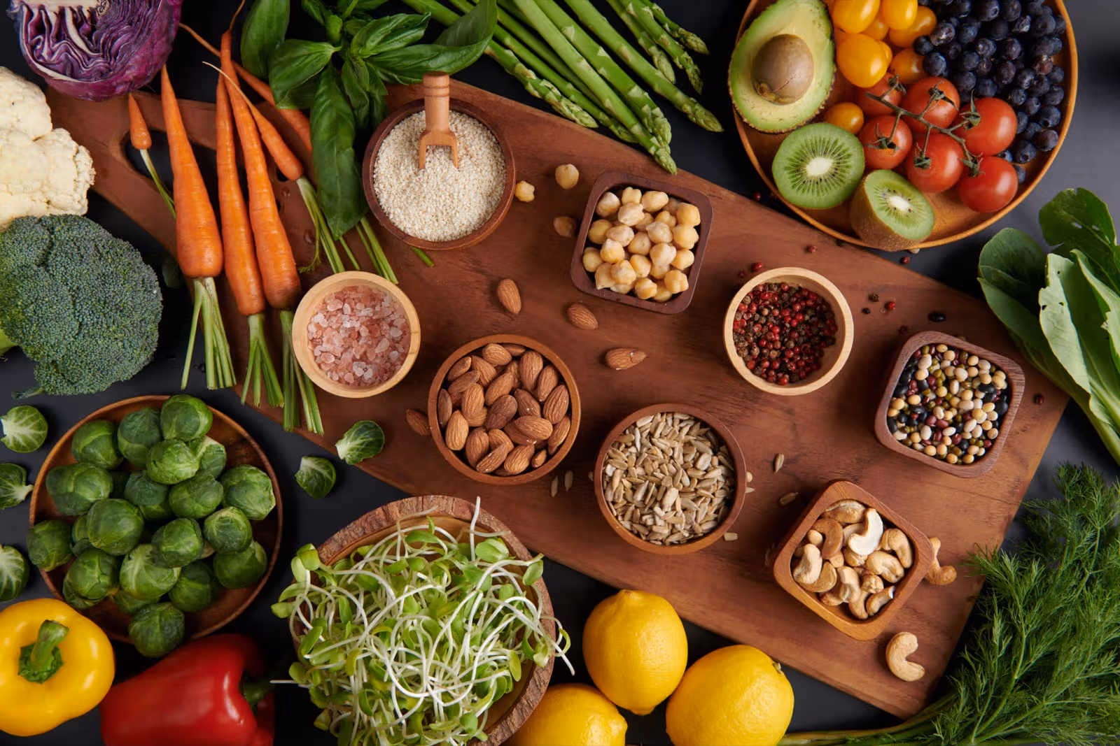 Une alimentation saine à base de plantes, comprenant des légumes, des fruits, des noix et des graines. Éviter la viande pour préserver l'environnement et favoriser le développement durable.