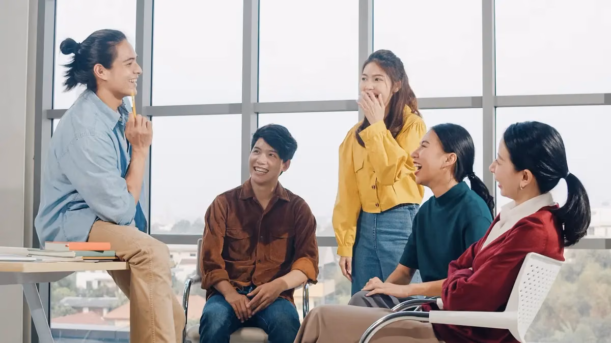 Les représentants indépendants de Qnet sont désormais appelés distributeurs indépendants de Qnet. Qu'est-ce que cela signifie ? 3 groupe de jeunes discutant du travail, amorces de conversation