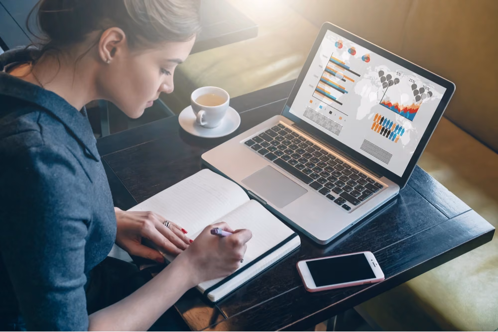 Une femme suit des cours en ligne via la plateforme qLearn.